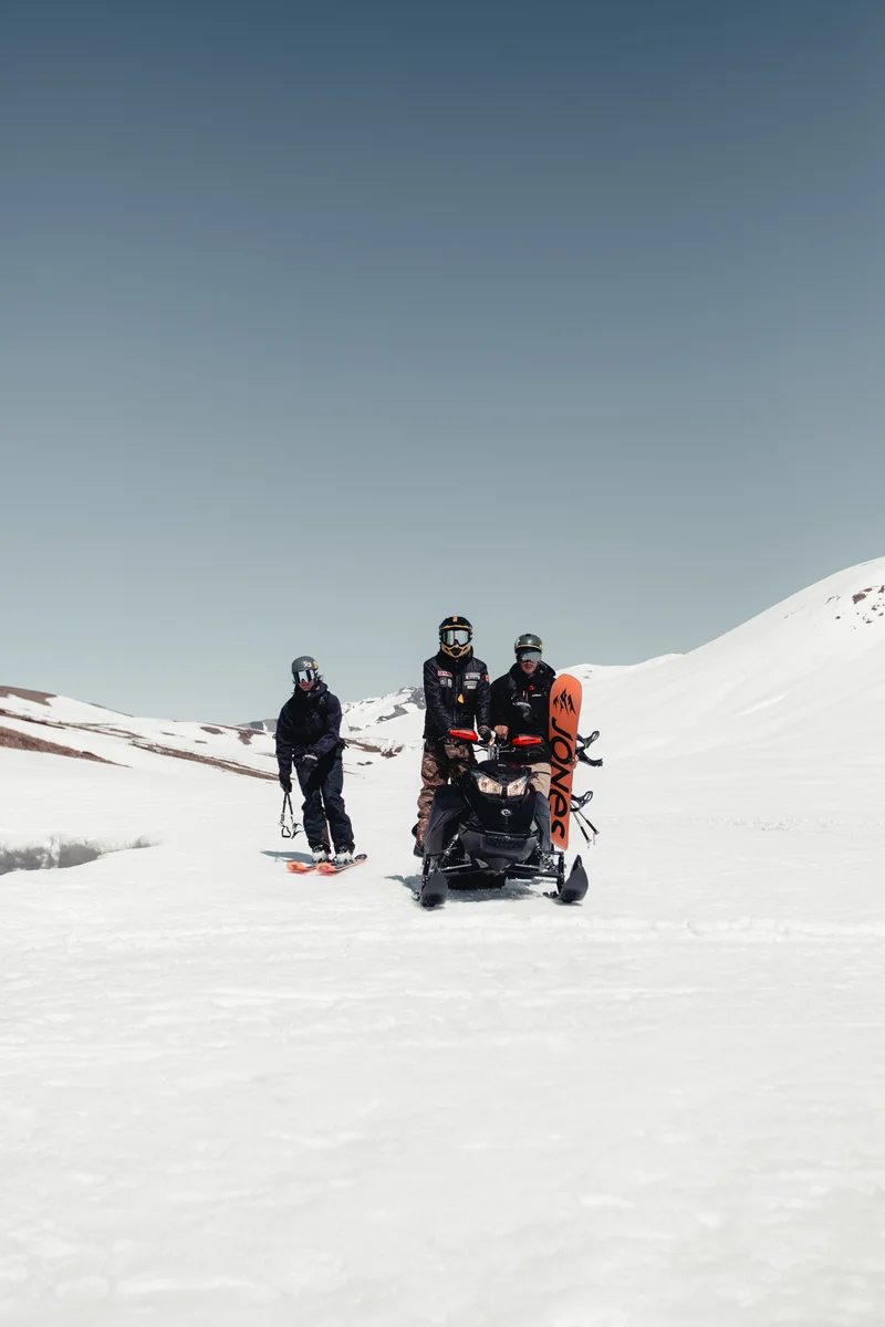 Motos de nieve en la Cordillera